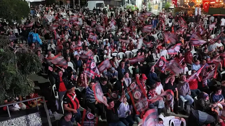 Çorum Sungurlu'da, Galatasaray maçı için dev ekran kuruldu